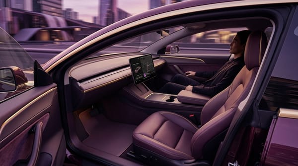 La scommessa Cybercab: Tesla lancia il robotaxi senza volante