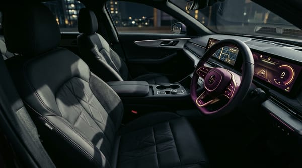 Il paradosso di Minneapolis: il robotaxi con l’autista a bordo