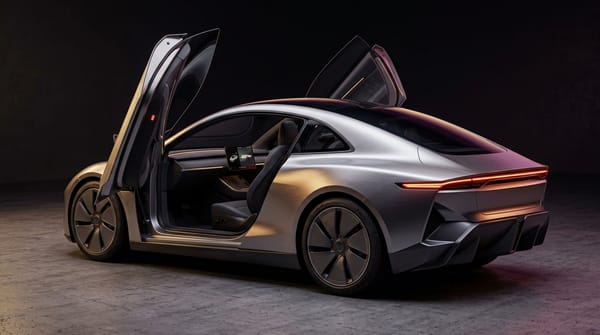 La corsa abusiva: il robotaxi di Tesla viaggia senza licenza